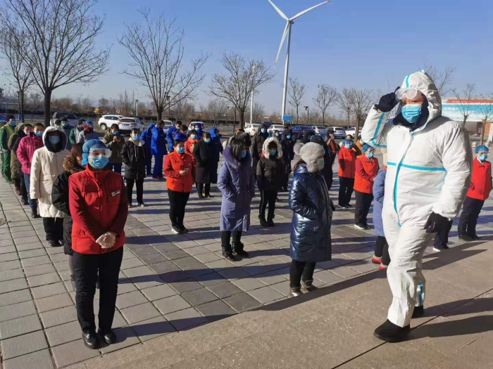 服务区员工排队等待核酸检测