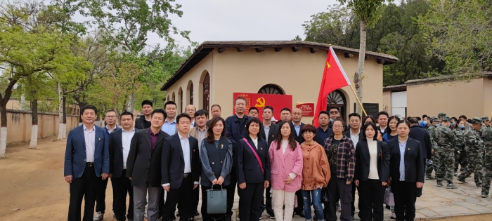 在七届二中全会会址前留念