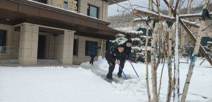 服务区里除雪忙 助力冬残奥化身“雪容融” 燕赵驿行公司张家口分公司积极开展除雪保畅工作2