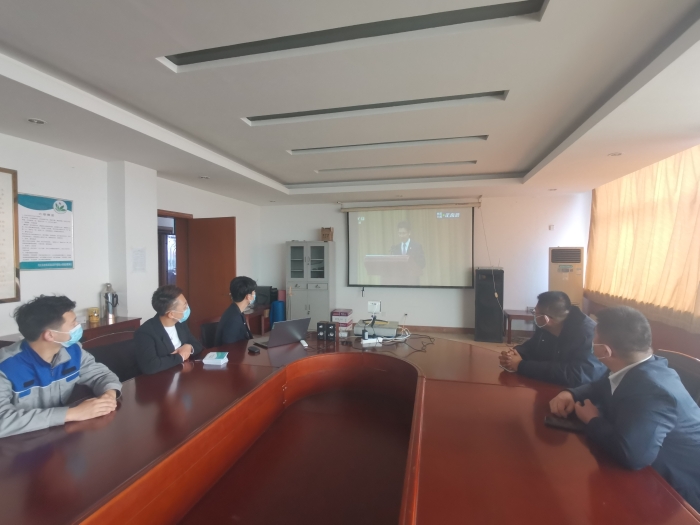 献县服务区员工收看大会 (2)