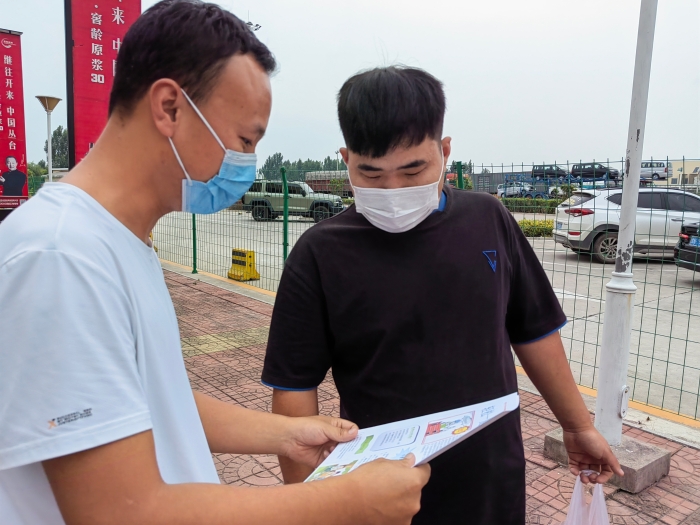 向司乘发放防暑降温知识宣传报