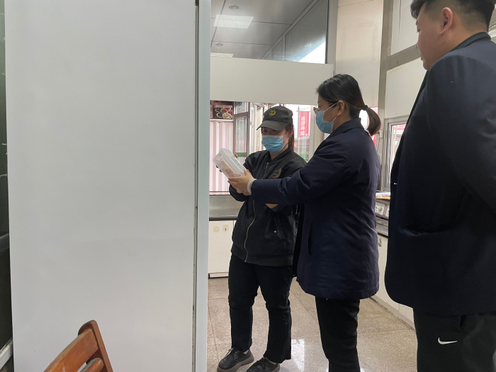 青县服务区食品安全检查3