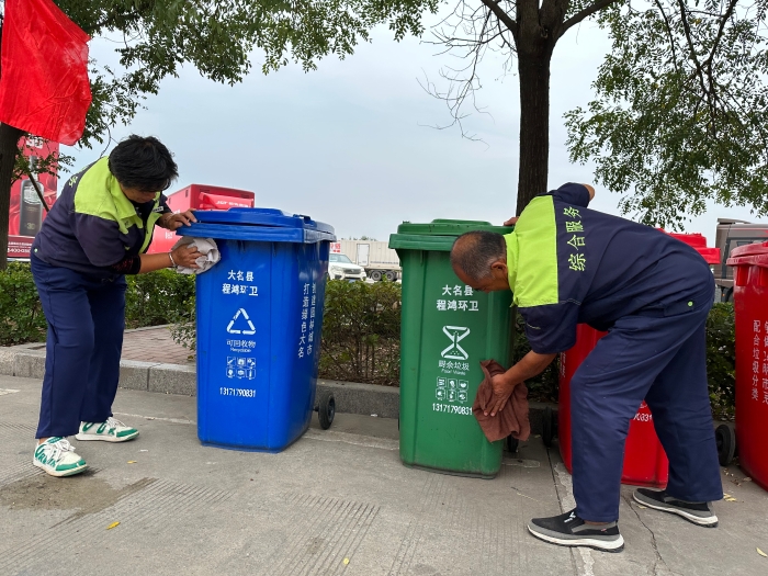 保洁人员认真擦洗垃圾箱