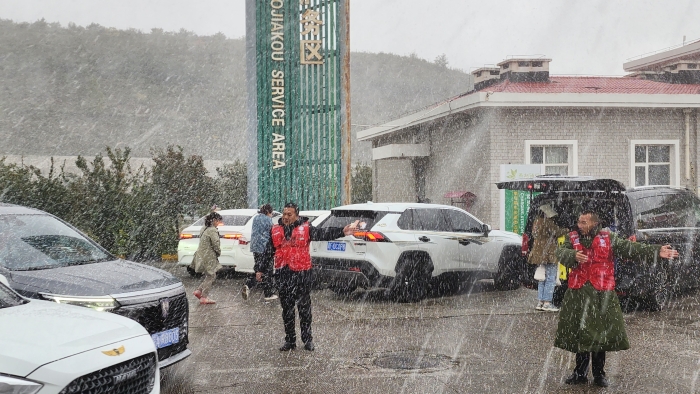 畅游国庆 驿行护航 假期首日“雨雪大考”燕赵驿行集团张家口分公司书写“温暖答卷” (4)