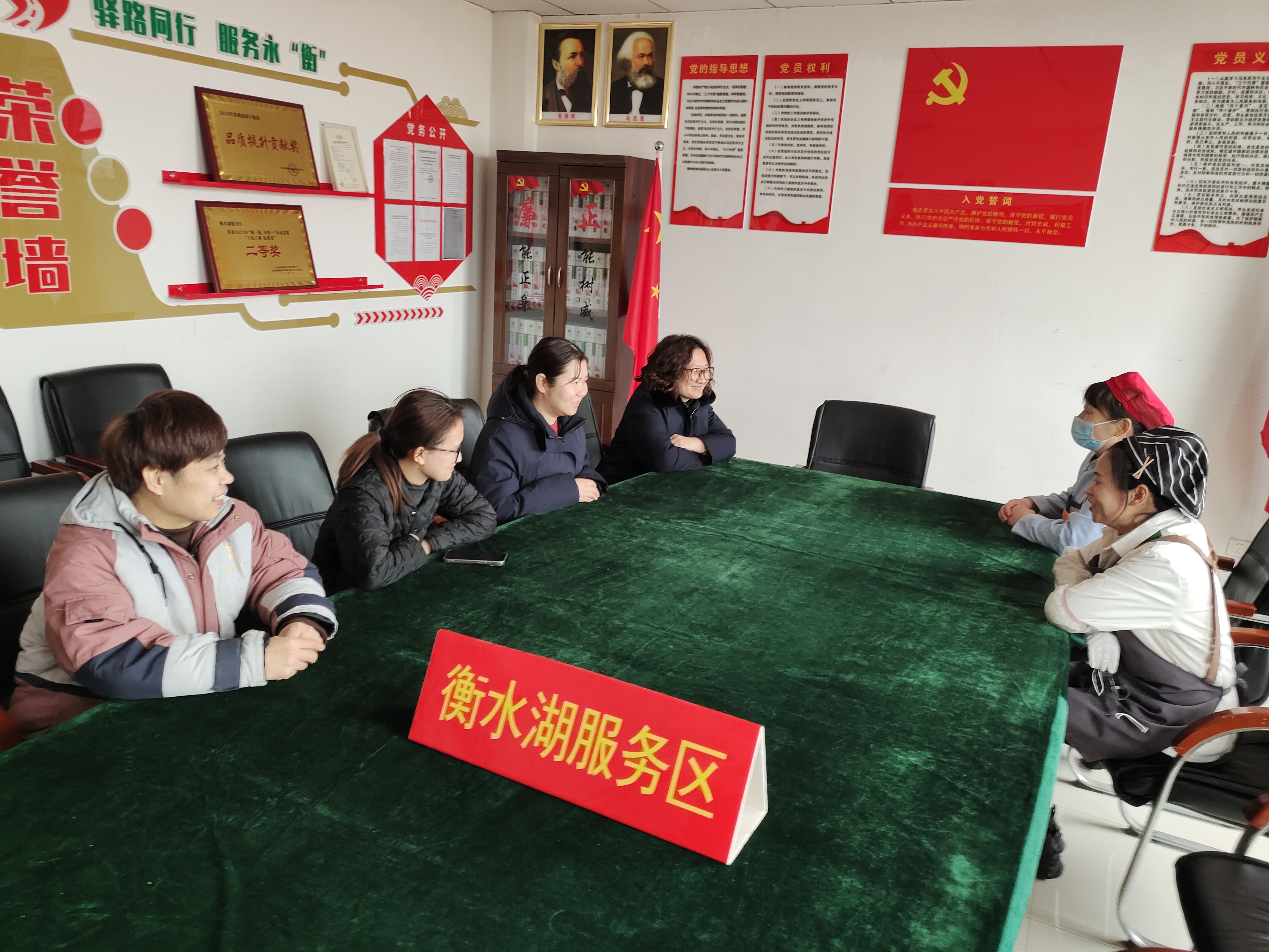 燕赵驿行集团公司衡水湖服务区召开 “三八”妇女节普法宣传座谈会