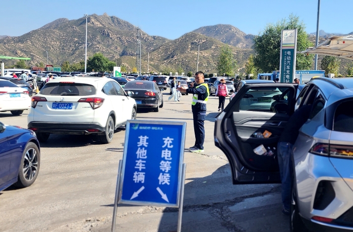充电车辆分流（鲍家口刘军军拍摄）