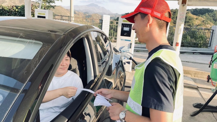 发放充电排号（张家口李晓虹拍摄）
