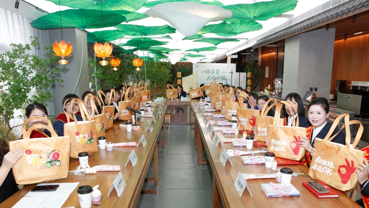 一路芬芳映初心 巾帼逐梦启新程——燕赵驿行集团举办“最美女职工”表彰座谈会     